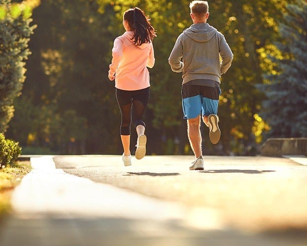 Man and woman with energy thanks to sleep apnea therapy on a run